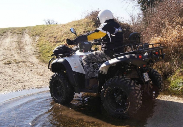  Quad nas poças 
